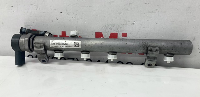 Розподільник палива (рампа), лівий A6420703395 MERCEDES
