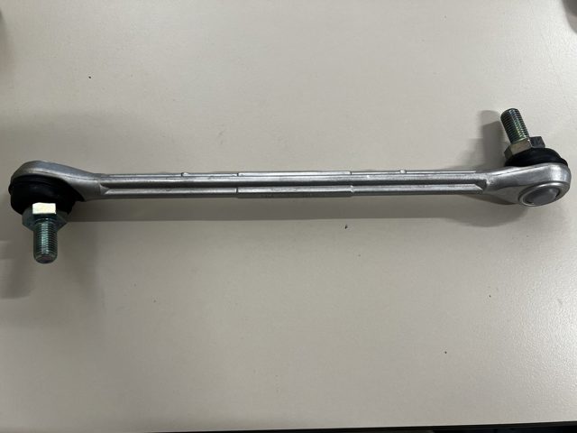 Стійка переднього стабілізатора D65134170A MAZDA