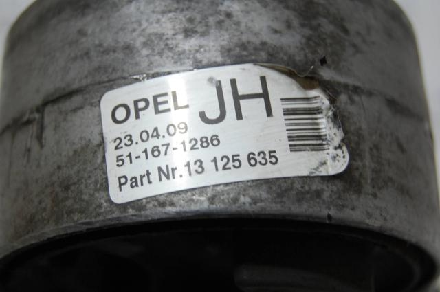 Подушка двигуна передня 13125635 GM