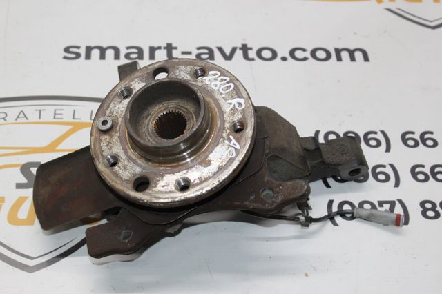 Цапфа поворотна права 13156042 GM