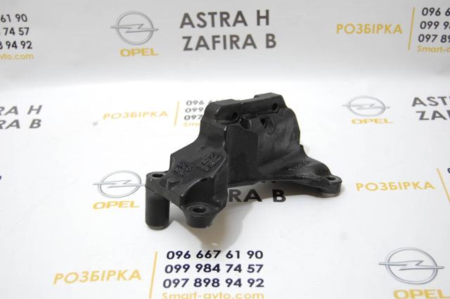 Кронштейн подушки (опори) двигуна, правої 13189381 GM