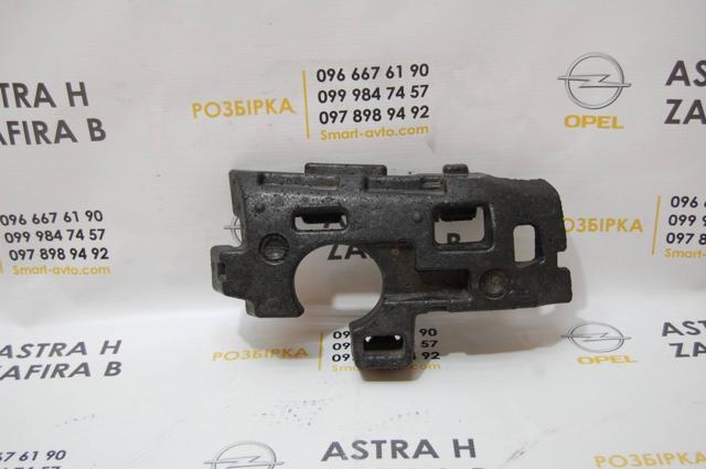 Кронштейн бампера переднього, правий 13238561 GM