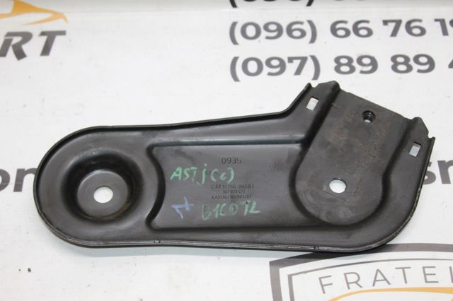 Кронштейн передньої балки 13266388 GM