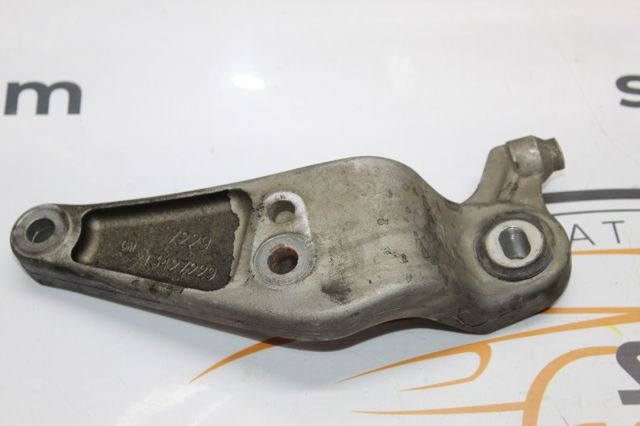 Кронштейн подушки (опори) двигуна, задньої 13427229 GM