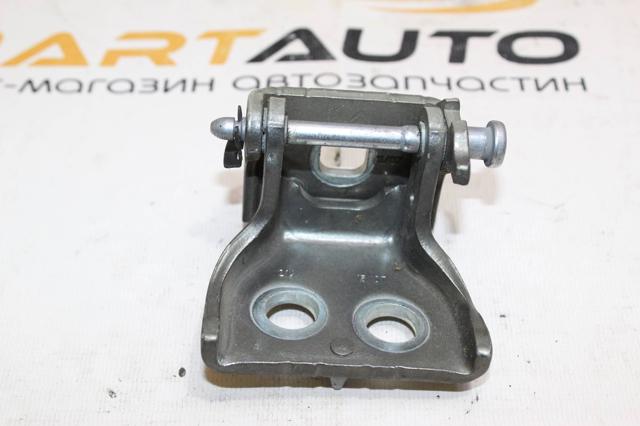 Петля передніх дверей права 9035V2 PEUGEOT