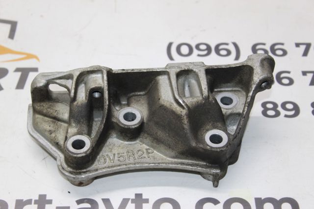 Кронштейн подушки (опори) двигуна, правої 9810967480 PEUGEOT