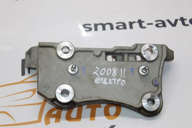 Кронштейн подушки (опори) двигуна, лівої 9826426680 PEUGEOT