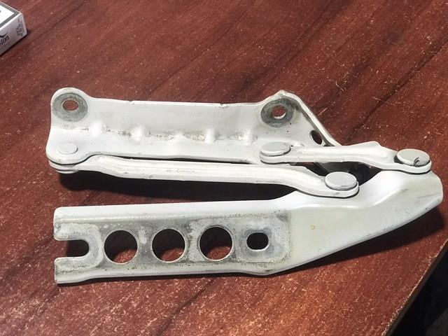 Петля капота, права 5J0823302 VAG