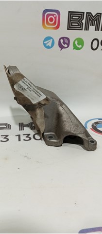 Кронштейн подушки (опори) двигуна, правої 22116784824 BMW