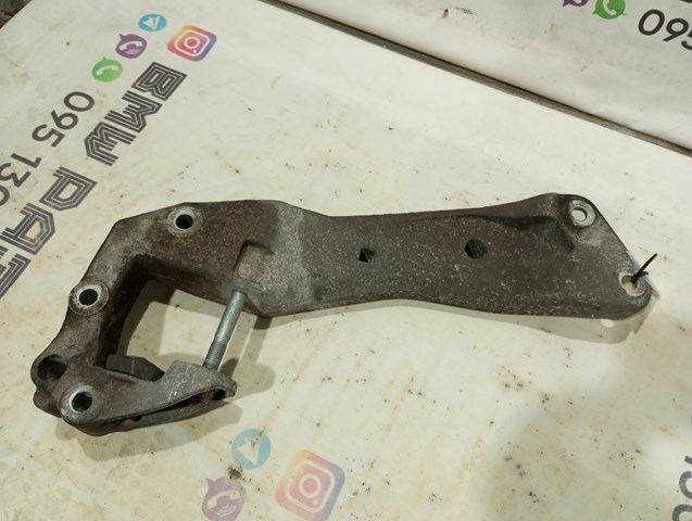 Кріплення кпп 22326777615 BMW