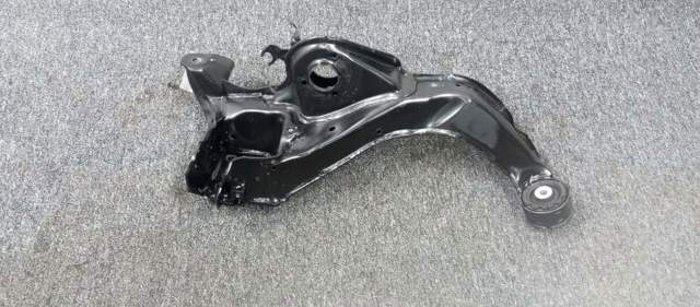 Важіль/тяга задньої підвіски подовжній нижній, правий 33308842880 BMW