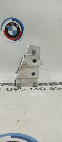 Кронштейн бампера переднього, зовнішній правий 51117473458 BMW