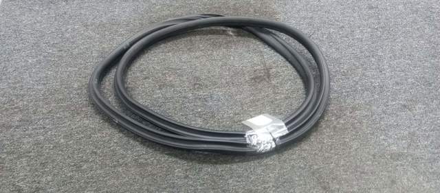 Ущільнювач двері передньої (на кузові) 51727483097 BMW