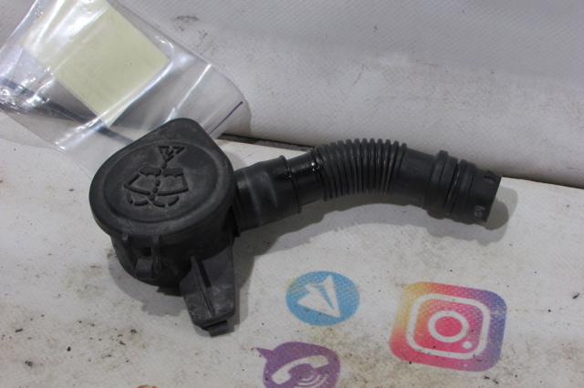 Горловина бачка омивача 61667241664 BMW