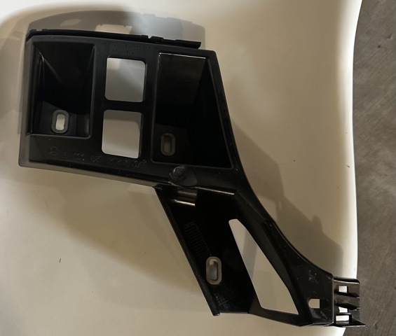 Ліве кріплення заднього бампера A1668803303 MERCEDES