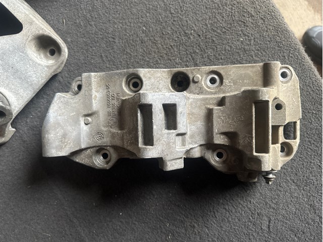 Кронштейн компресора кондиціонера 11168506863 BMW