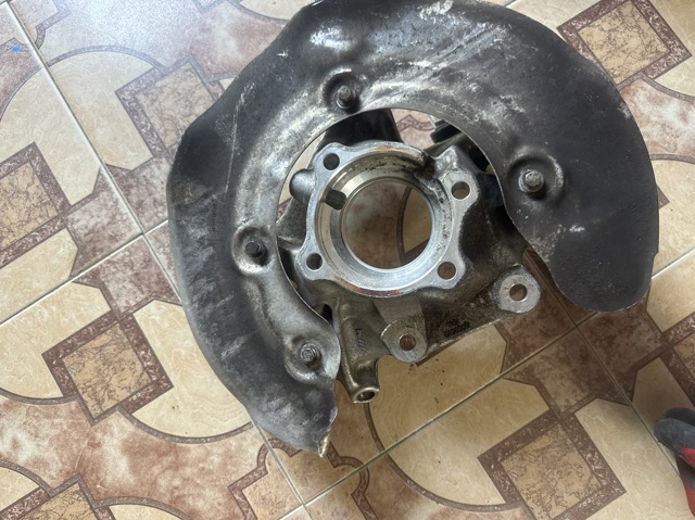 Кулак поворотний лівий 33308091551 BMW