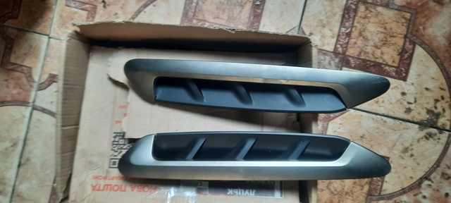 Молдинг переднього правого крила 51137461076 BMW