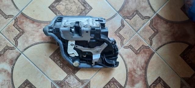 Замок передніх пасажирських дверей 51217477688 BMW