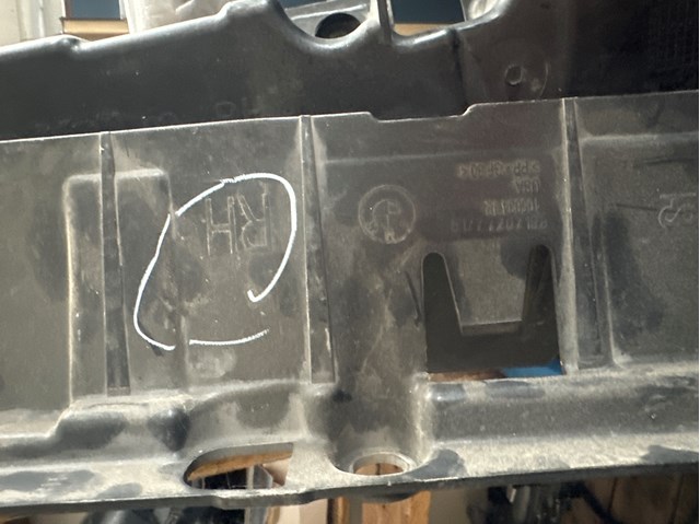 Опора порога (кріплення) 51777207198 BMW