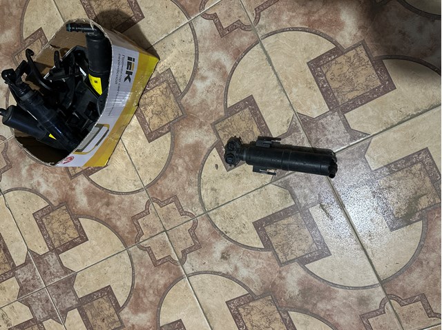 Форсунка омивача фари передньої 61672990155 BMW