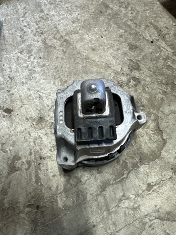 Права подушка мотора 22116877660 BMW