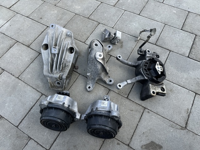 Подушка КПП 22326862575 BMW