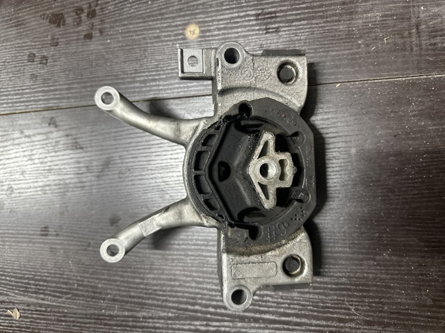 Подушка коробки передач 22326862577 BMW