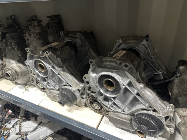 Коробка роздавальна 27107889033 BMW