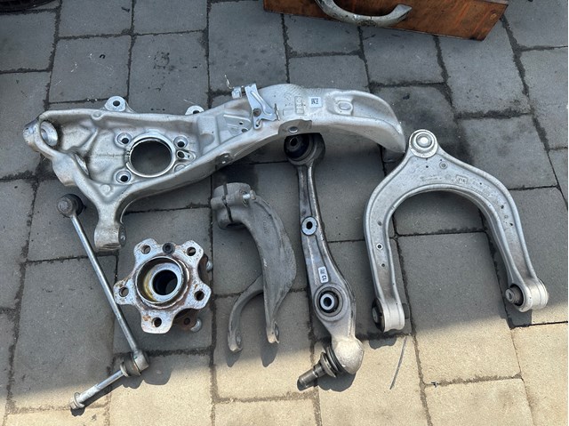Вилка нижня амортизатора переднього, ліва 31126876683 BMW
