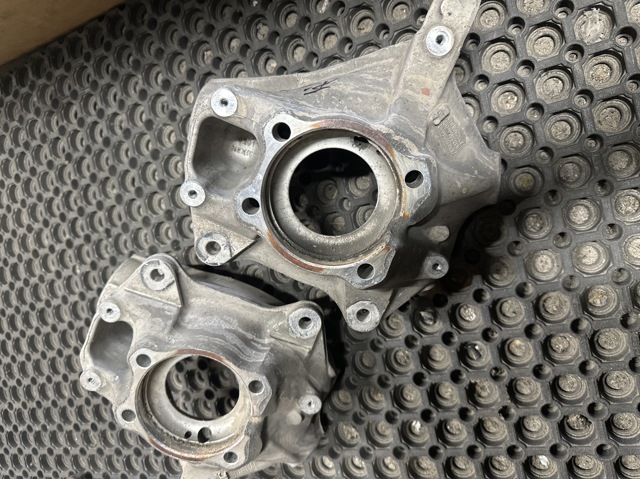 Цапфа передні праві 31216882598 BMW