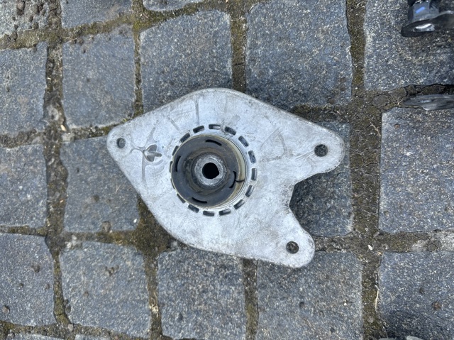 Опора стійки амортизатора переднього 31306896309 BMW