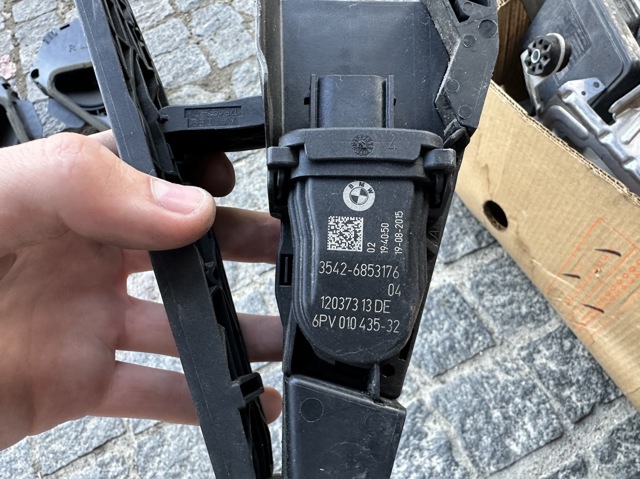 Підаль газу 35426853176 BMW