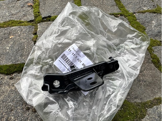 Праве кріплення переднього бампера 51117421854 BMW