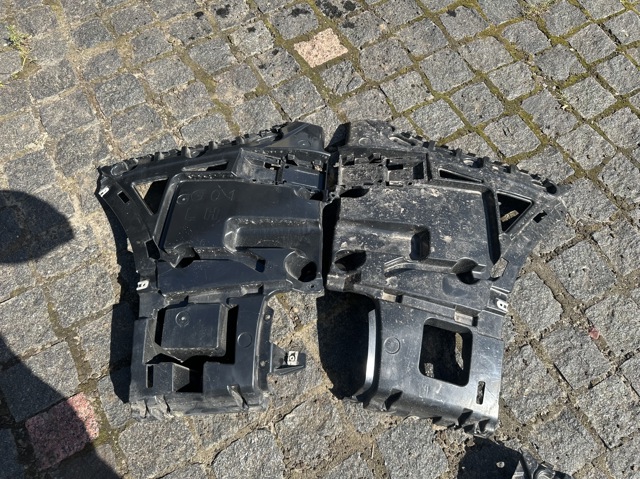 Направляюча заднього бампера, ліва 51127400667 BMW