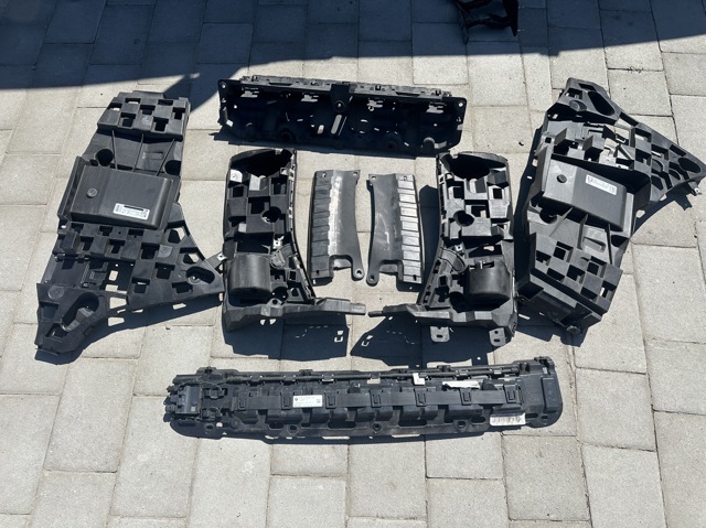 Кронштейн бампера заднього, центральний 51127420650 BMW