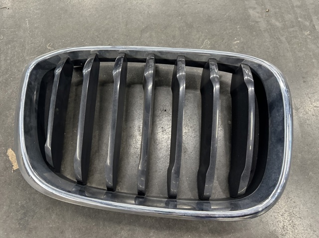Решітка радіатора права 51137464920 BMW