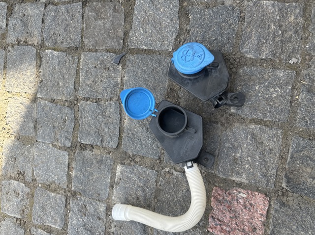Горловина бачка омивача 51317399028 BMW