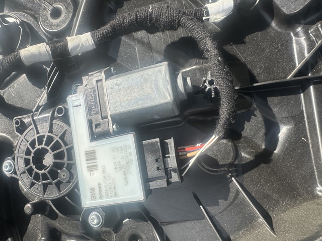 Мотор склопідйомника дверей передніх, правих 51358495866 BMW