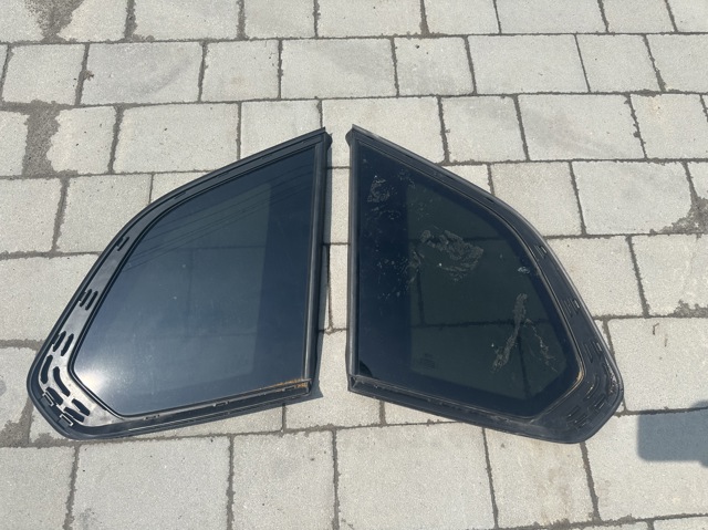 Скло багажного відсіку, ліве 51377444077 BMW