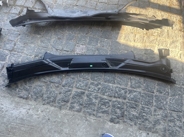 Водостік лобового скла, жабо 51717399015 BMW