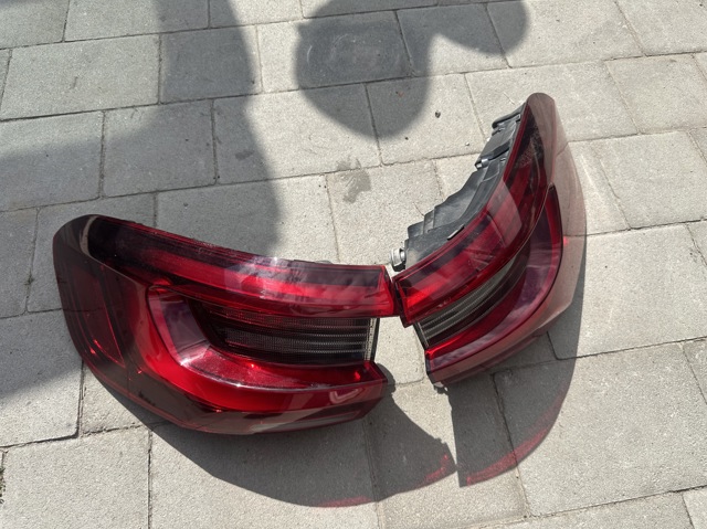 Задній лівий зовнішній ліхтар 63215A164B3 BMW