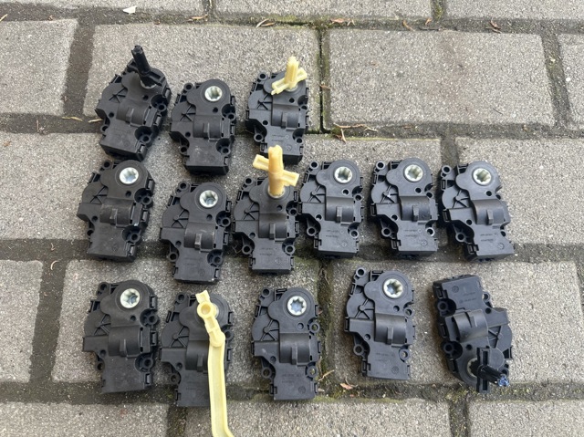 Двигун заслінки печі 64119384023 BMW