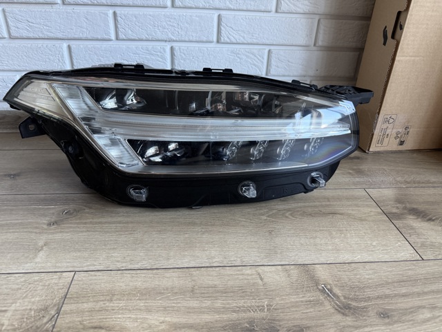 Фара основна права 31655715 VOLVO