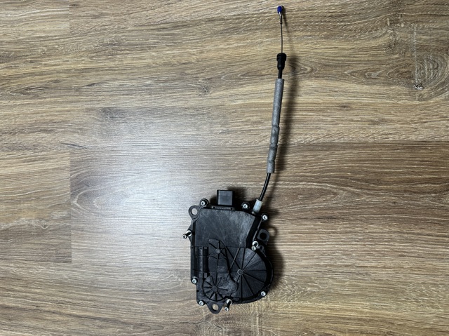 Замок і ручка дверей задка LR034351 LAND ROVER