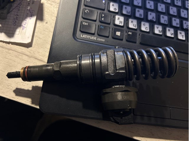 Форсунка дизельна в зборі, розпилювач + тримач 038130073AG VAG