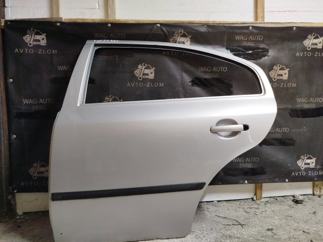 Двері пасажирськи задні ліві 1U4833051 VAG