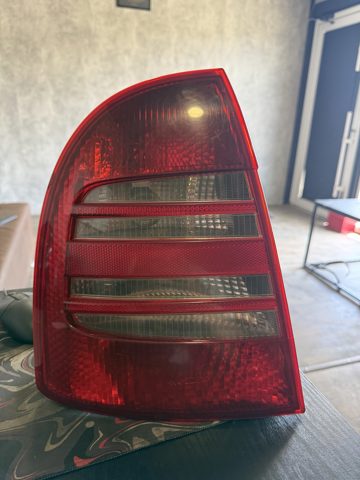Задня ліва фара Skoda SuperB 1