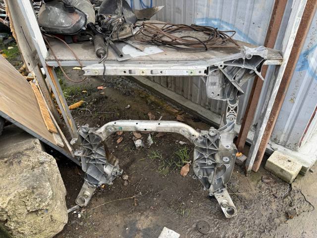 Підрамник передньої підвіски 31106887340 BMW