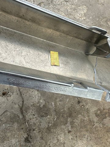 Молдинг решітки радіатора, нижній 531220E060 TOYOTA